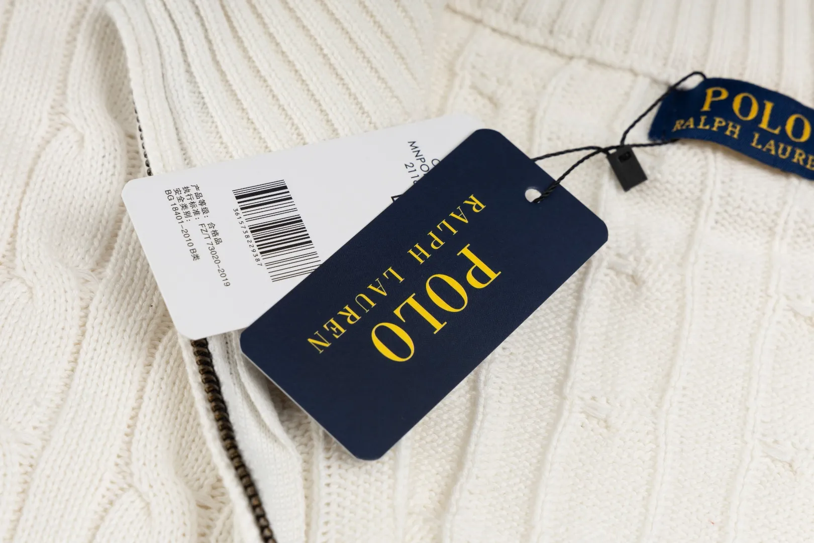 P260 #R98 RALPH LAUREN Ralph Lauren nine-color classic small label embroidery logo full zipper knitted cable cardigan sweater, high-density LOGO embroidery on the chest, original customization of tag accessories. Made of pure cotton yarn, pure cotton is skin-friendly and comfortable, small label war horse embroidered twist zipper cardigan sweater 🐎 high quality, follow the blogger to learn how to wear it! Let’s buy a Ralph Lauren cable sweater. It’s a super hard-to-find series after it became popular. It’s hard to find one on the official website. It’s simple and practical to wear, with a lazy and loose feel. The thickened fabric has more texture, feels soft and delicate, and has a loose fit. Whether worn alone or layered, you can wear different styles of fashion with just one piece!   Size：XS S M L